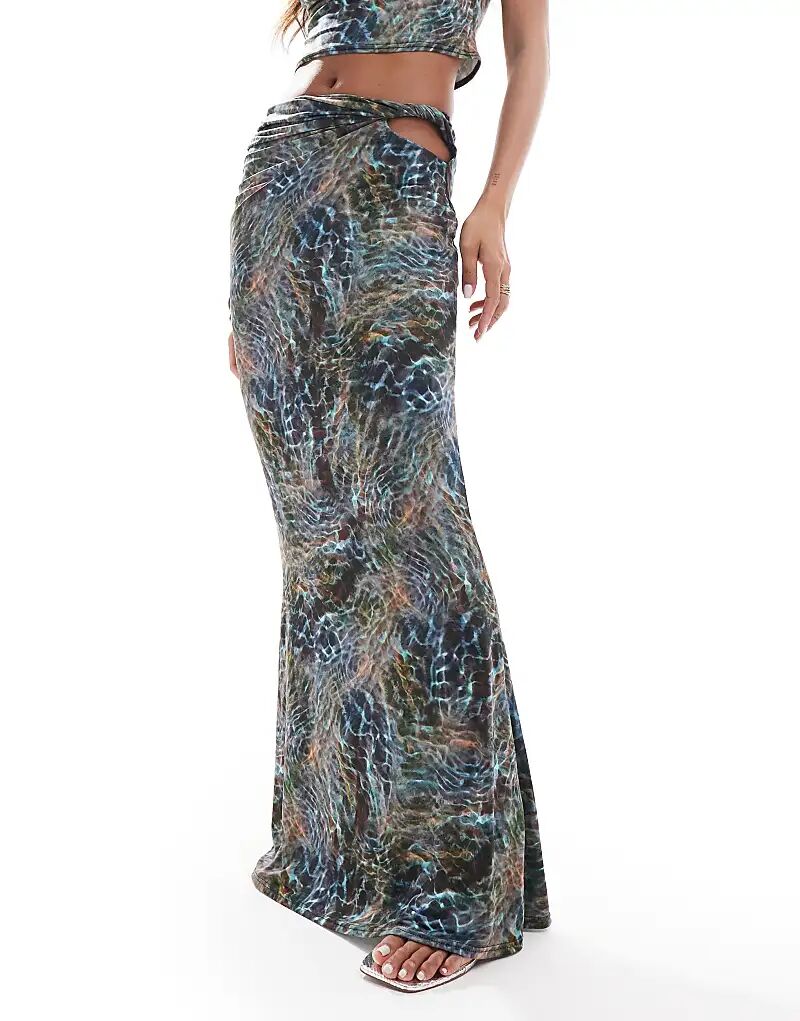 Обтягивающая юбка макси с вырезами на бедрах от ASOS DESIGN с синим принтом
Обтягивающая юбка макси с вырезами на бедрах от ASOS DESIGN с синим принтом