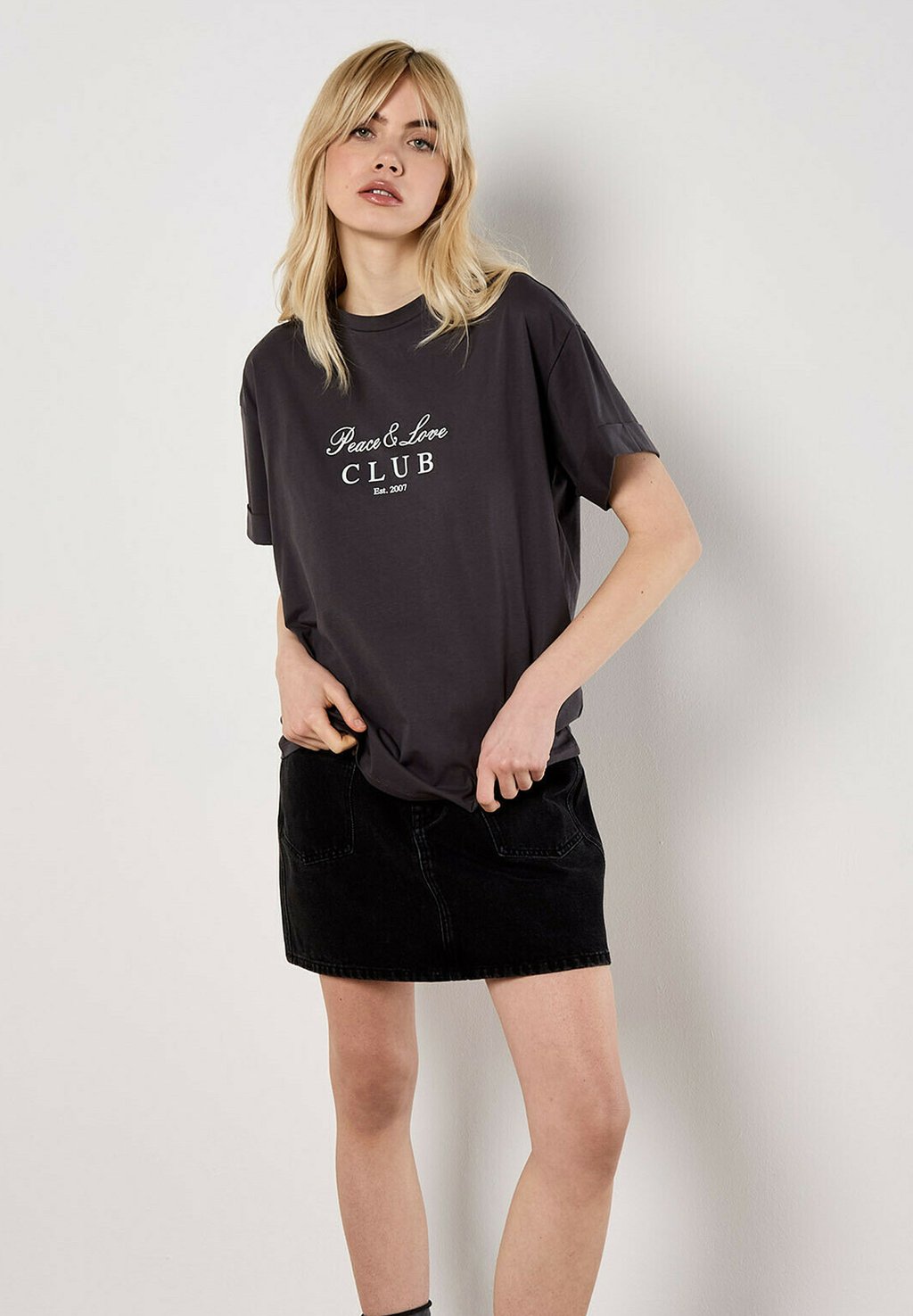 Футболка с принтом Apricot, серый
Футболка с принтом Apricot, серый