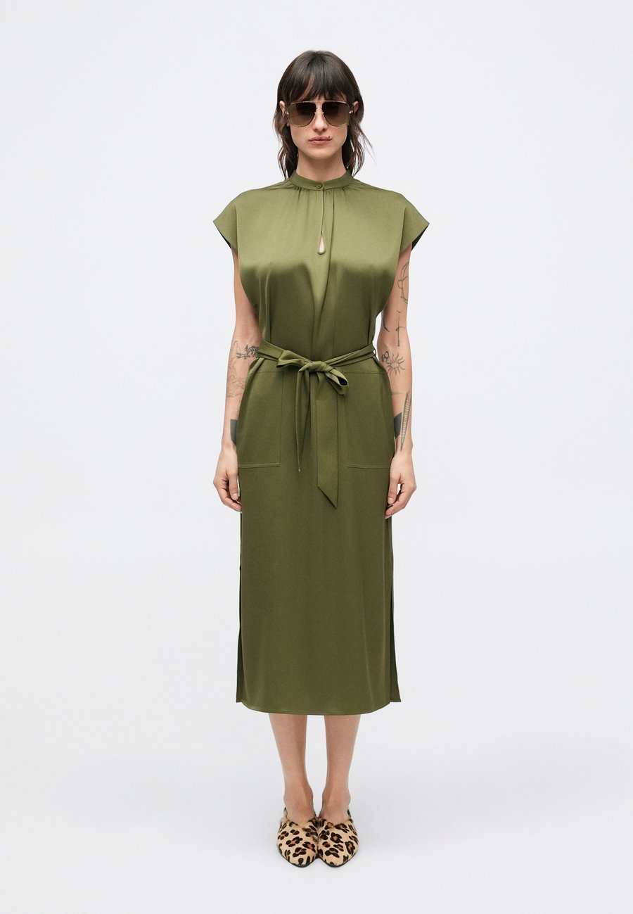 Платье Filippa K BELTED STAND COLLAR DRESS, Laurel Green/Olive
Платье Filippa K BELTED STAND COLLAR DRESS, Laurel Green/Olive