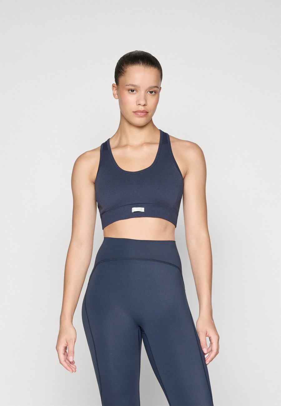 Бюстгальтер Björn Borg STUDIO SEAMLESS LOW BRA, Outerspace/Dark Blue
Бюстгальтер Björn Borg STUDIO SEAMLESS LOW BRA, Outerspace/Dark Blue