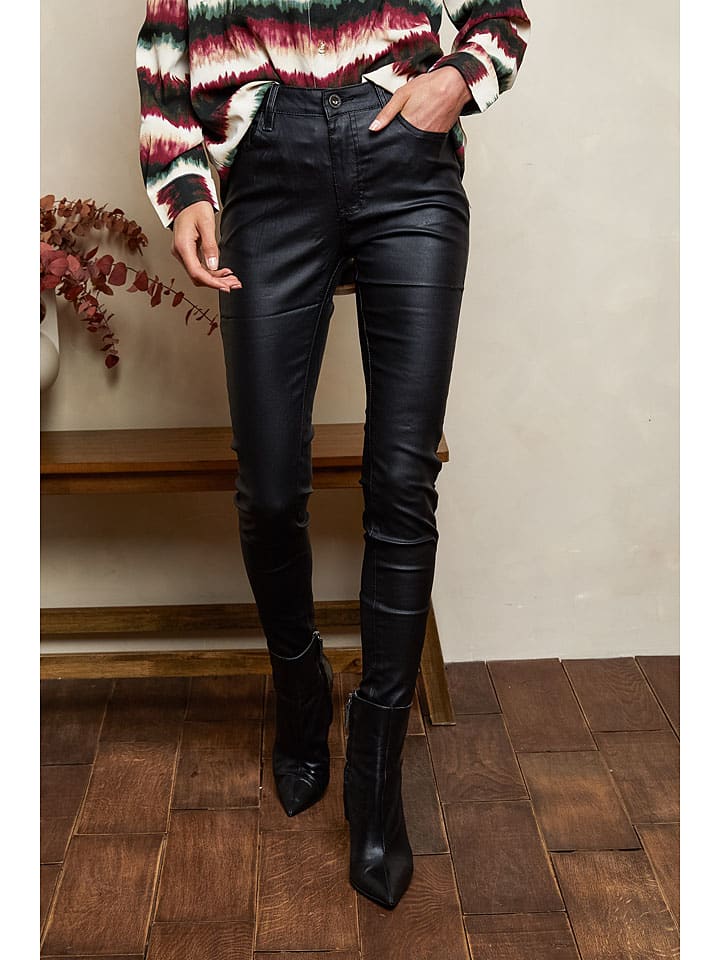 Брюки из искусственной кожи Рамос черного цвета Joséfine
Брюки из искусственной кожи Рамос черного цвета Joséfine