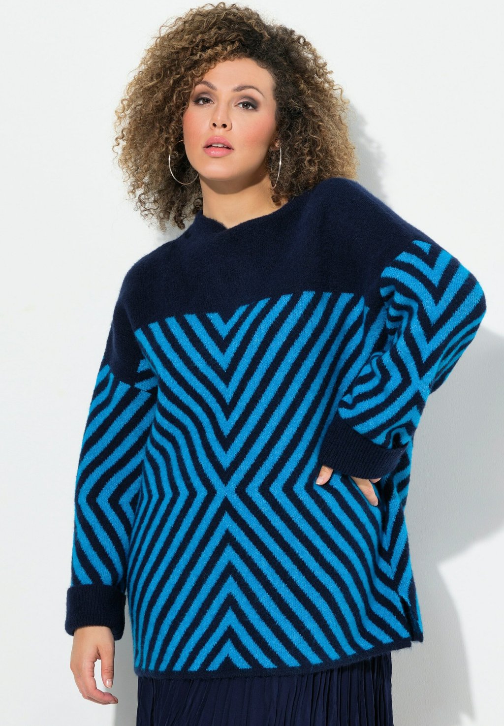 Джемпер GRAPHIC STRIPE LONG SLEEVE TURTLENECK Ulla Popken, темно-синий
Джемпер GRAPHIC STRIPE LONG SLEEVE TURTLENECK Ulla Popken, темно-синий