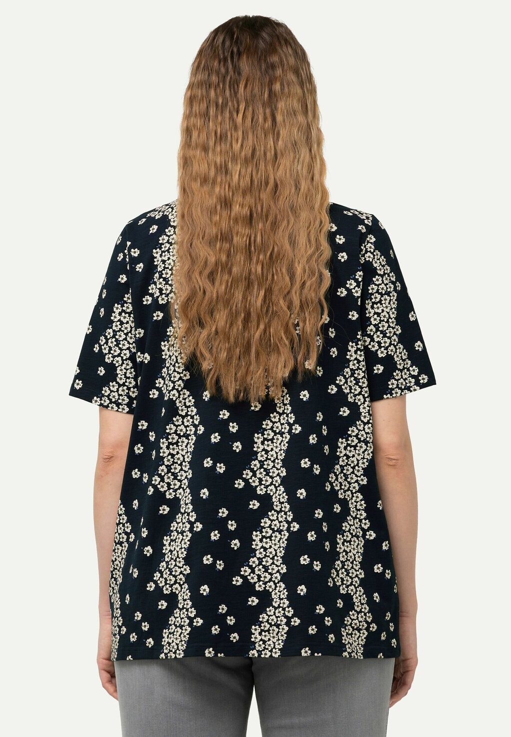 Футболка с принтом FLORAL SHORT SLEEVE V-NECK TEE Ulla Popken, темно-синий
Футболка с принтом FLORAL SHORT SLEEVE V-NECK TEE Ulla Popken, темно-синий