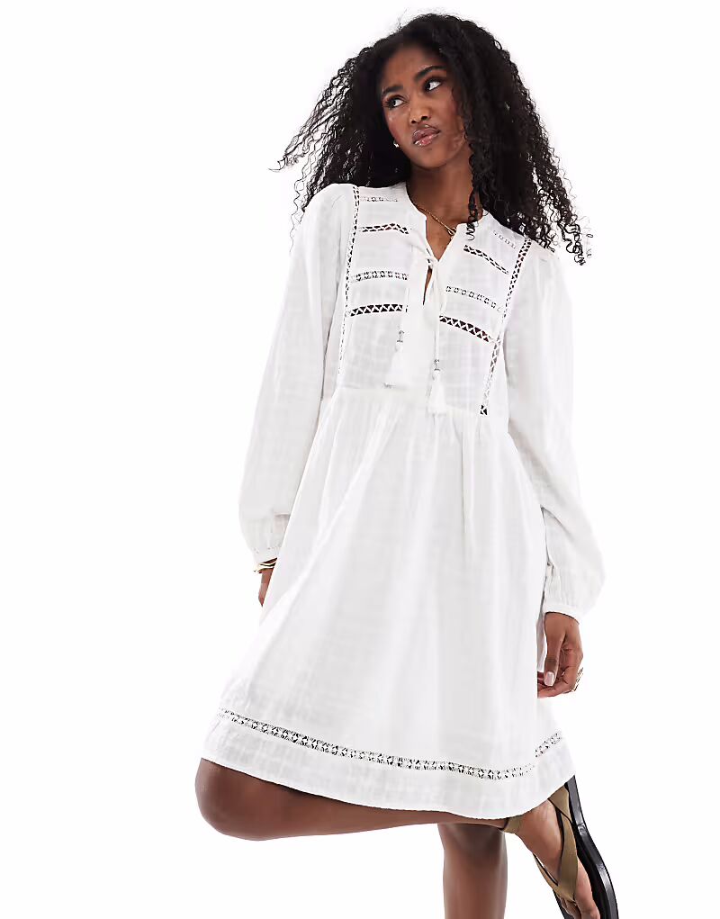 Белый кафтан с длинными рукавами
Белый кафтан с длинными рукавами