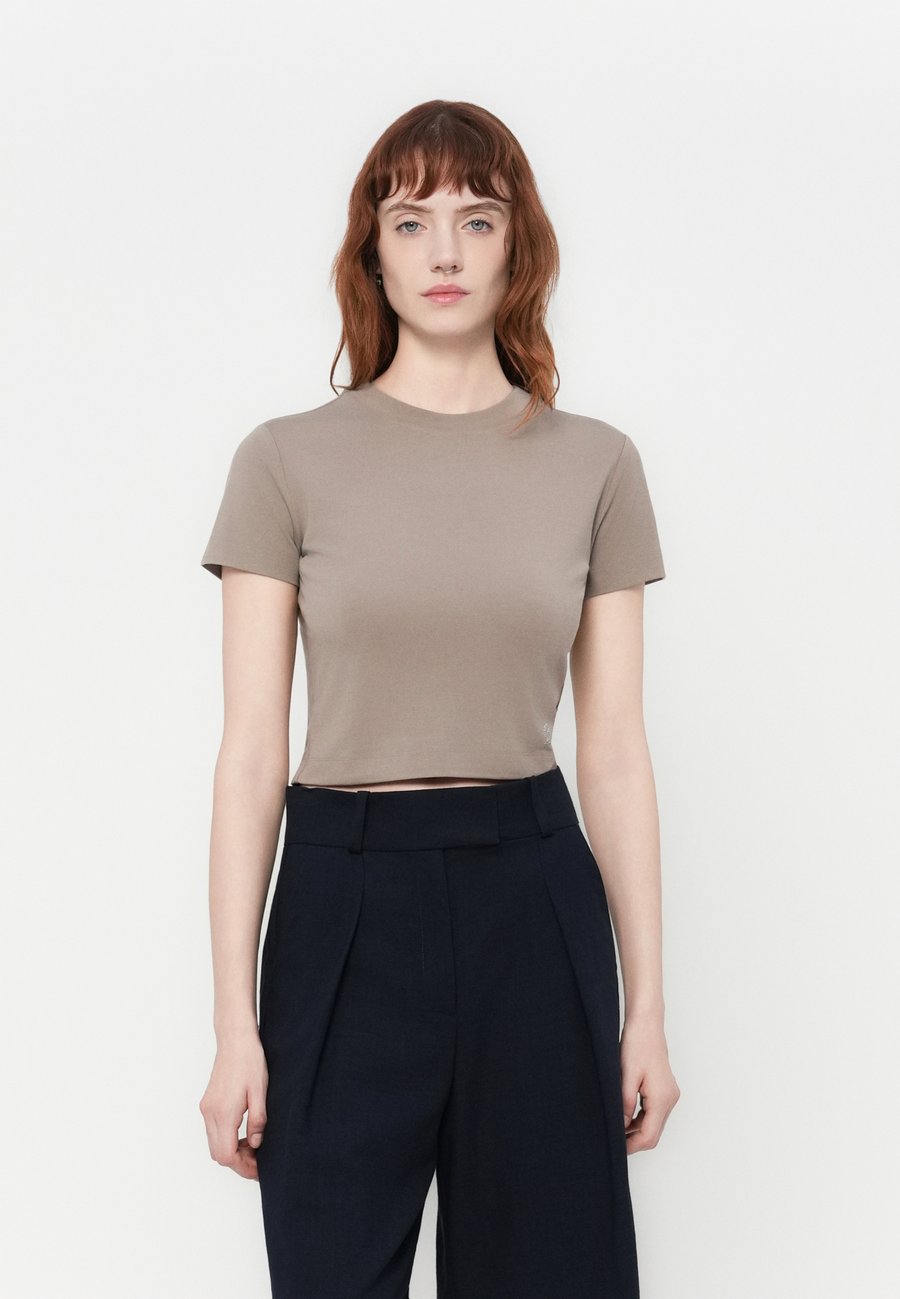 Футболка Guess BASIC LOGO TEE, Silk Taupe/Taupe, Коричневый, Футболка Guess BASIC LOGO TEE, Silk Taupe/Taupe
Футболка Guess BASIC LOGO TEE, Silk Taupe/Taupe, Коричневый, Футболка Guess BASIC LOGO TEE, Silk Taupe/Taupe