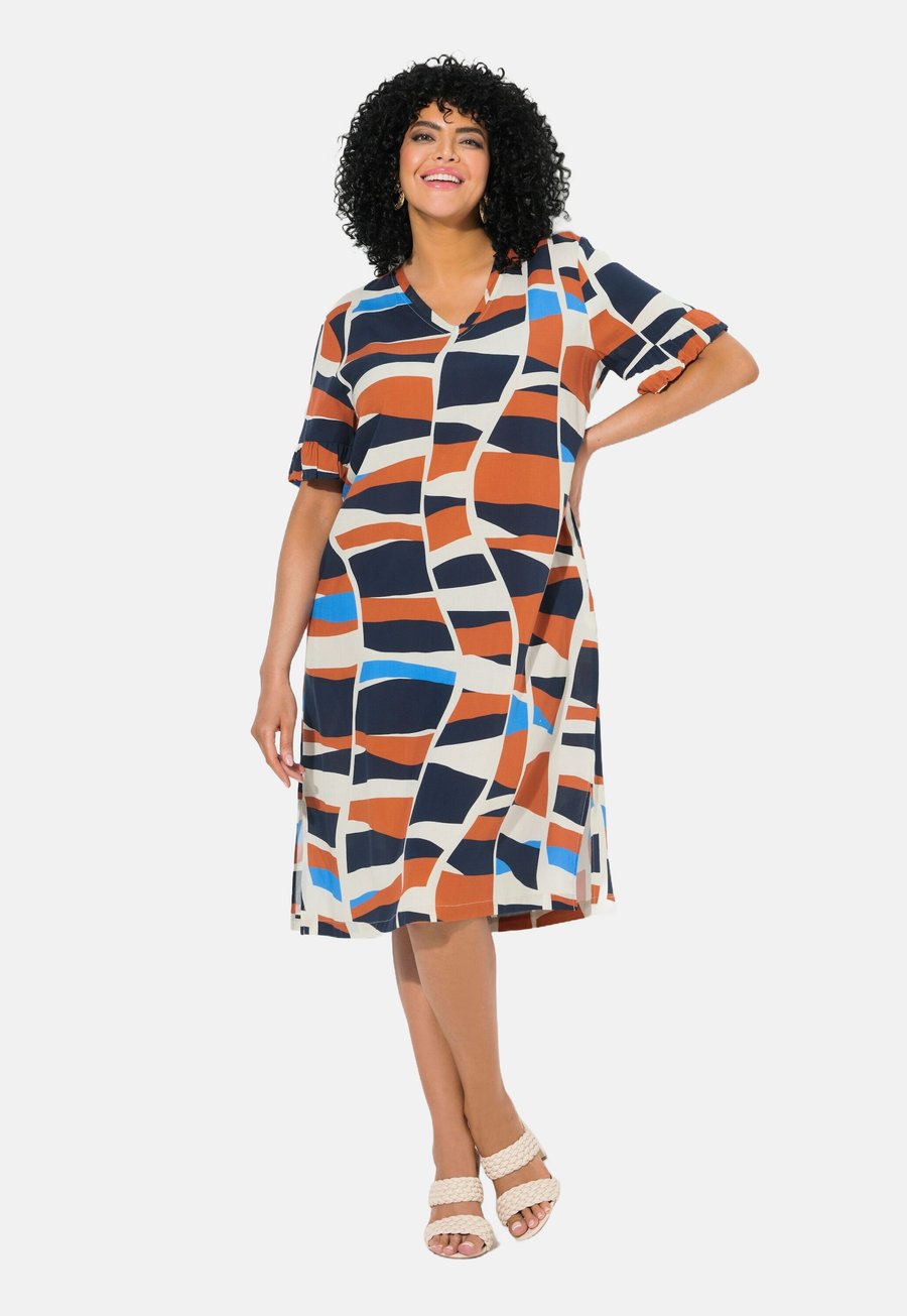 Платье Ulla Popken GRAPHIC SHORT SLEEVE V-NECK, Marine/Multi-Coloured
Платье Ulla Popken GRAPHIC SHORT SLEEVE V-NECK, Marine/Multi-Coloured