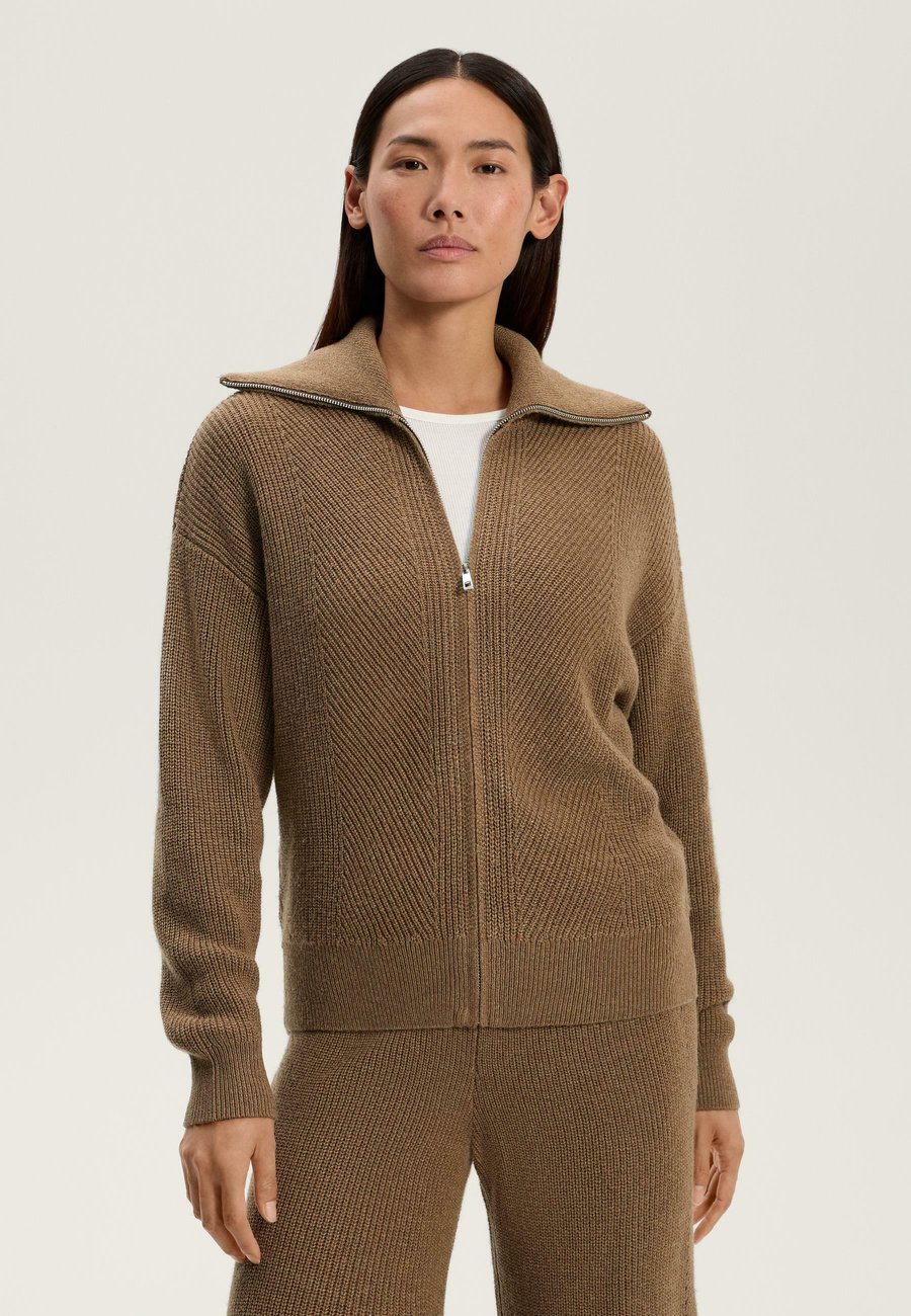 Кардиган OYSHO KNIT WITH LAPEL COLLAR, Brown
Кардиган OYSHO KNIT WITH LAPEL COLLAR, Brown