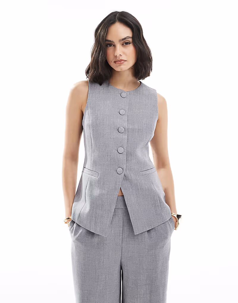 Удлиненный приталенный жилет серого цвета New Look
Удлиненный приталенный жилет серого цвета New Look