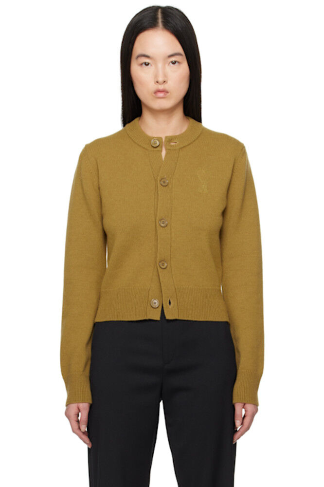 Вязаный кардиган Ami de Coeur цвета хаки с круглым вырезом AMI Paris
Вязаный кардиган Ami de Coeur цвета хаки с круглым вырезом AMI Paris