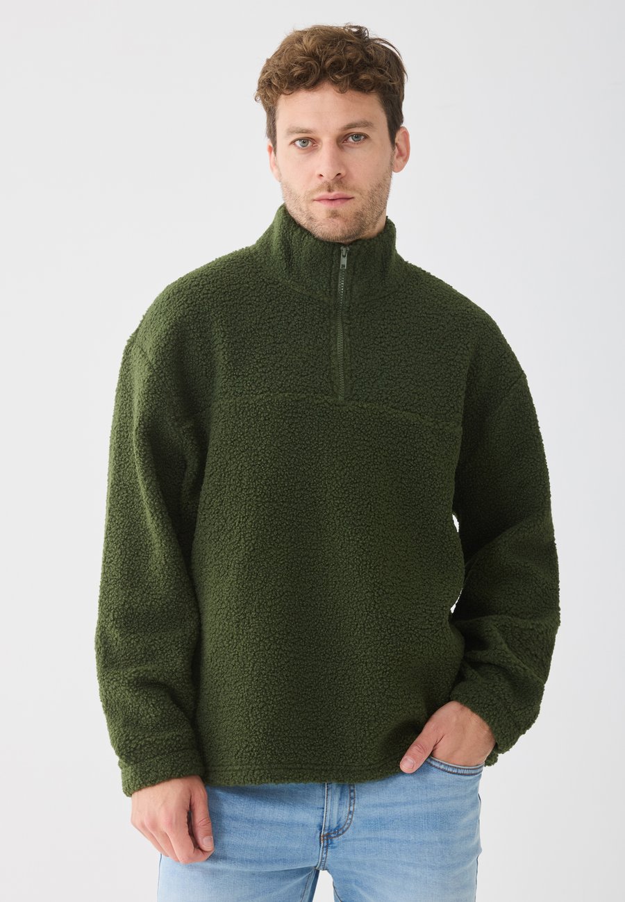 Джемпер Pier One BASIC SHERPA FLEECE TROYER, Dark Green
Джемпер Pier One BASIC SHERPA FLEECE TROYER, Dark Green
