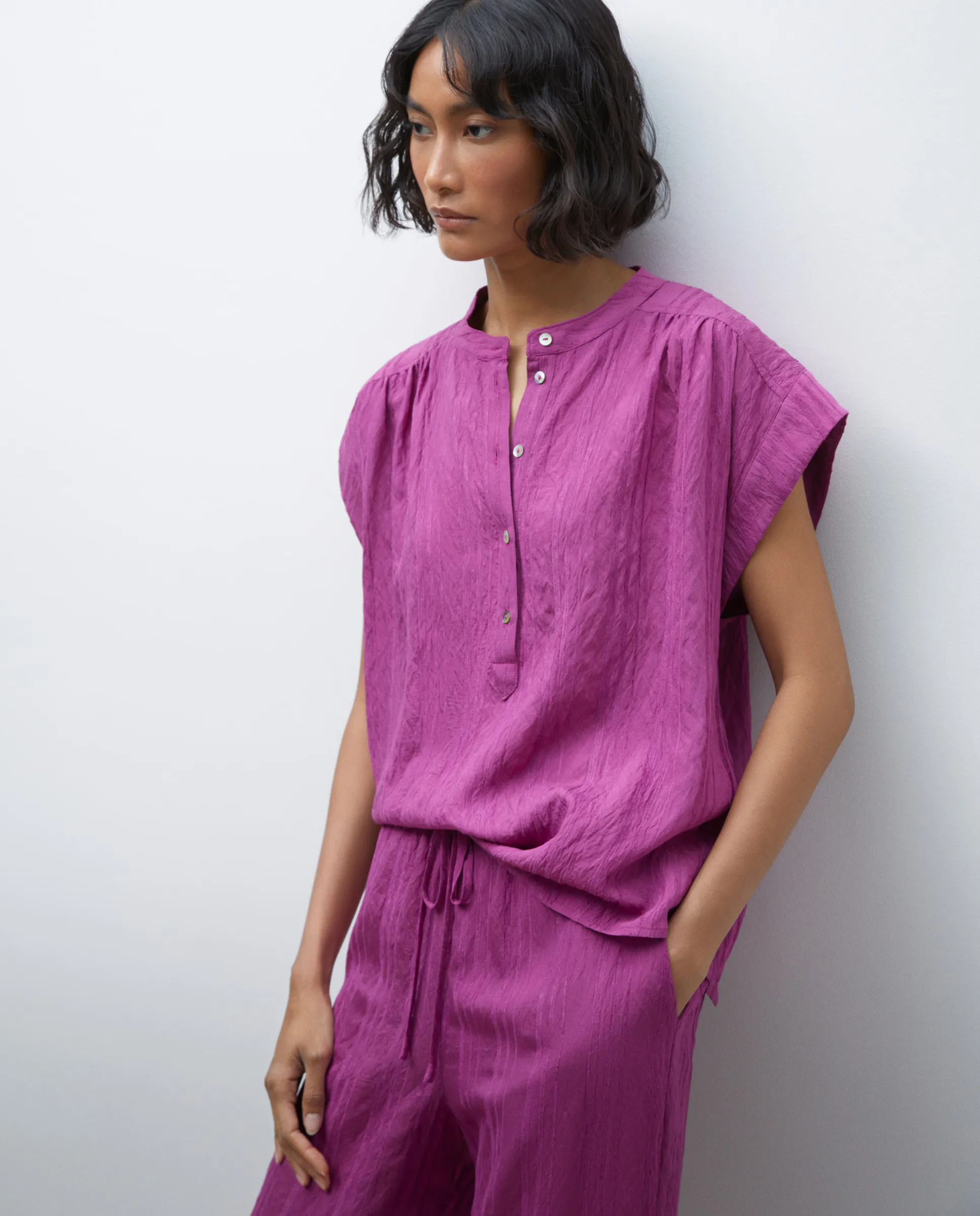 Женская блузка без рукавов Tintoretto, фуксия
Женская блузка без рукавов Tintoretto, фуксия