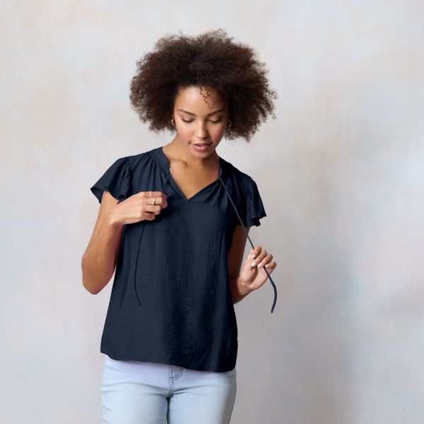 Миниатюрный топ-ракушка с завязкой спереди и оборкой, V-образным вырезом Lc Lauren Conrad, цвет navy water 
Миниатюрный топ-ракушка с завязкой спереди и оборкой, V-образным вырезом Lc Lauren Conrad, цвет navy water