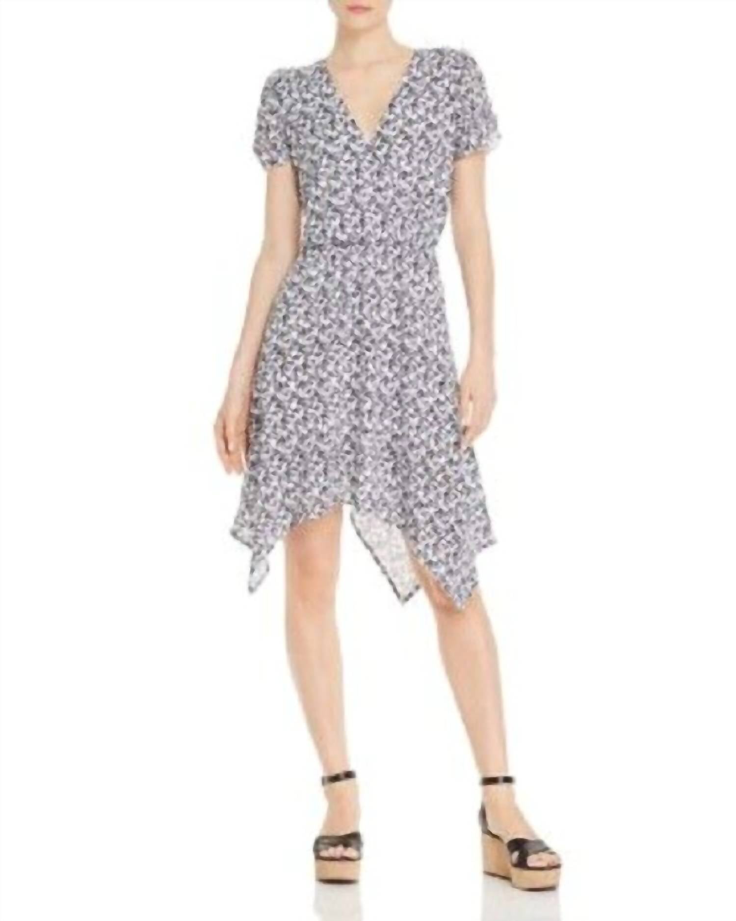 Платье миди с искусственным запахом и цветочным принтом в черном/белом цвете Aqua
Платье миди с искусственным запахом и цветочным принтом в черном/белом цвете Aqua