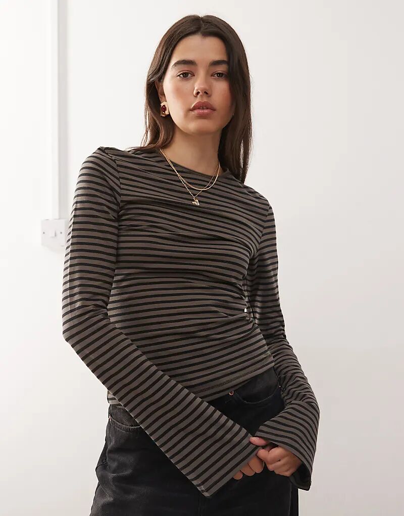 Расклешенный лонгслив с длинными рукавами Weekdayй день из темного кротового материала с черной полоской
Расклешенный лонгслив с длинными рукавами Weekdayй день из темного кротового материала с черной полоской