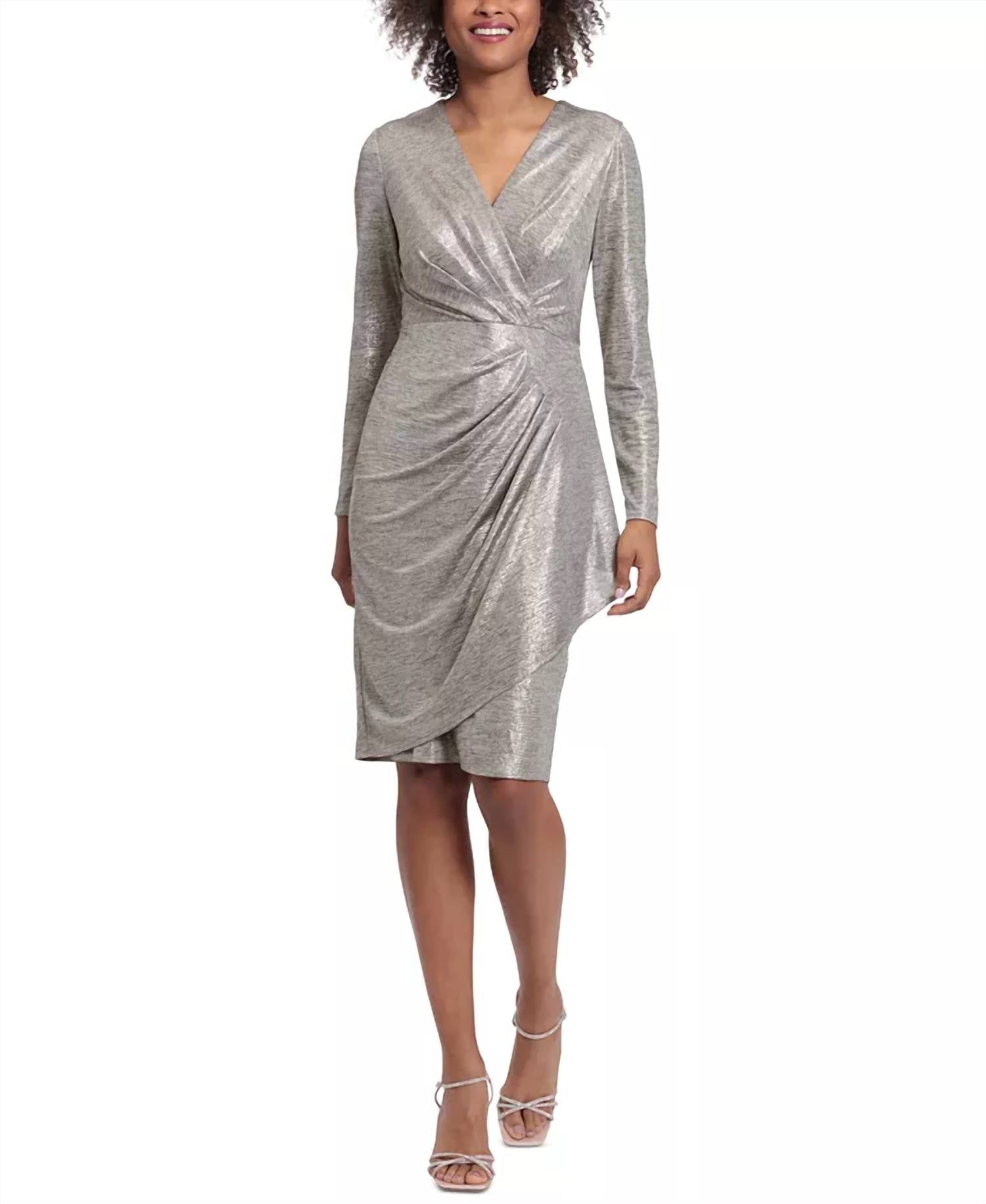 Золотое платье-обертка с металлическим эффектом London Times
Золотое платье-обертка с металлическим эффектом London Times