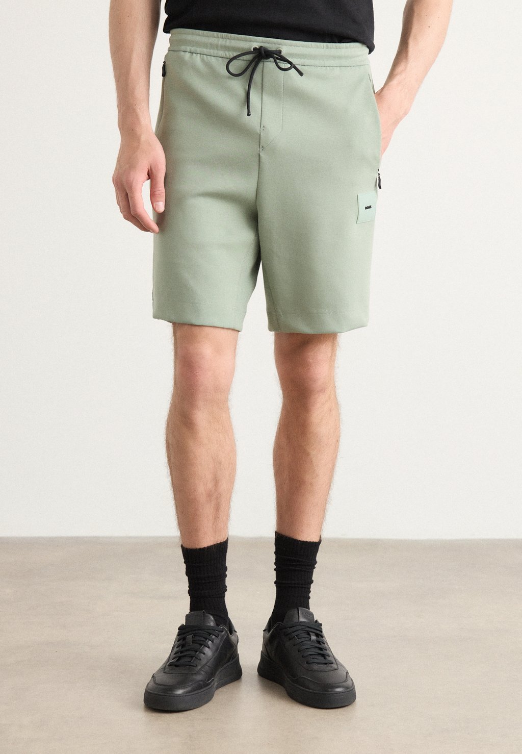 Шорты HEADLO - Tracksuit bottoms BOSS, зеленый
Шорты HEADLO - Tracksuit bottoms BOSS, зеленый