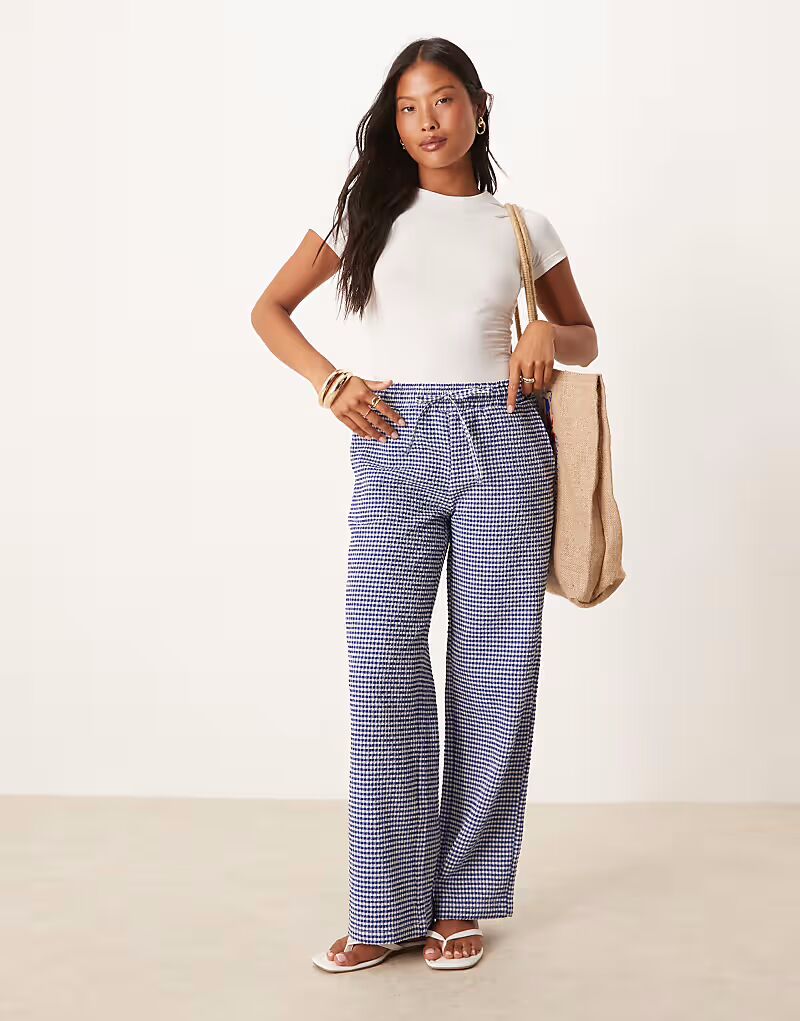 Брюки Petite из сирсакера с широкими штанинами в синюю клетку Jdy Petite
Брюки Petite из сирсакера с широкими штанинами в синюю клетку Jdy Petite