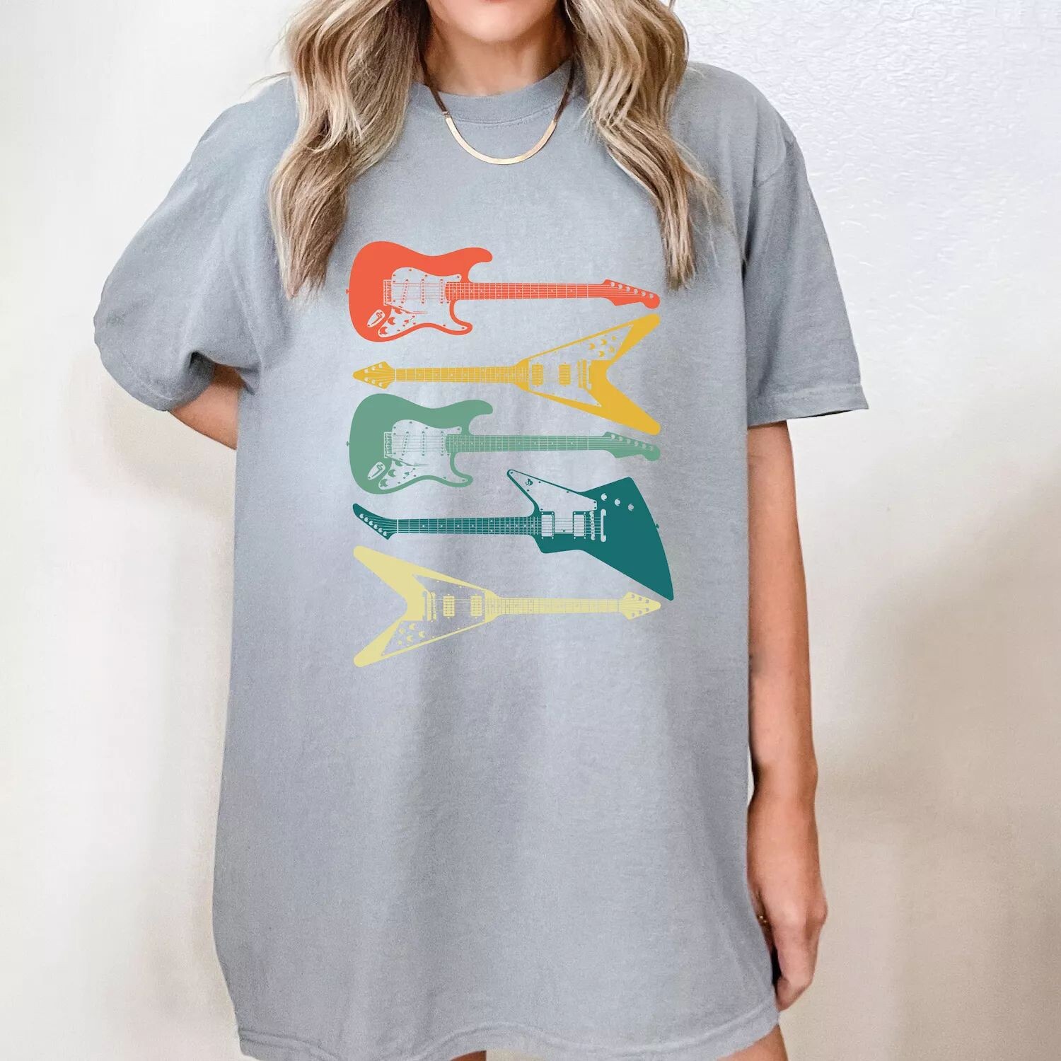 Разноцветные футболки с электрогитарой, окрашенные в одежду Simply Sage Market
Разноцветные футболки с электрогитарой, окрашенные в одежду Simply Sage Market