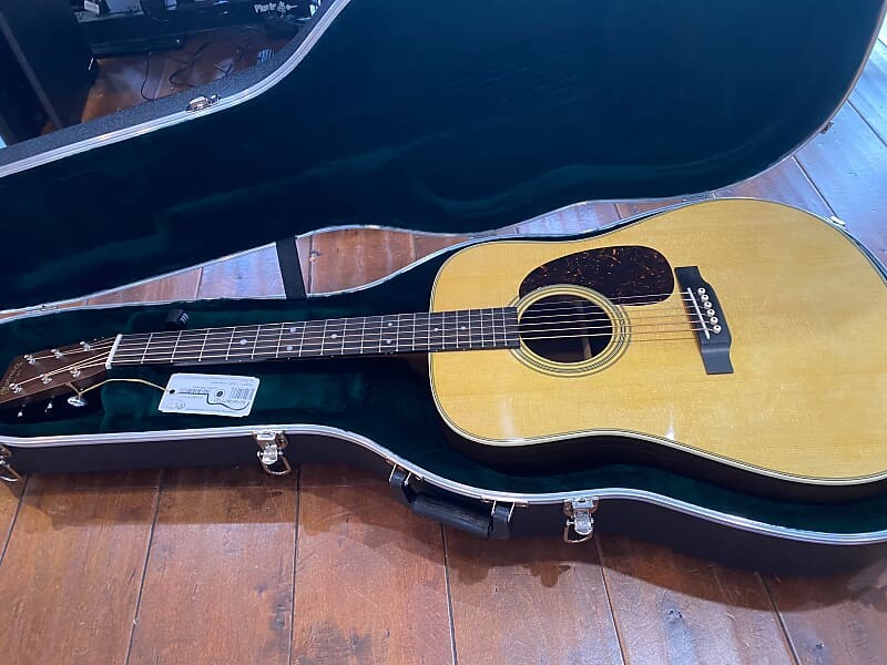 Martin Standard Series D-28 Natural #2677131 (4 фунта, 6,3 унции)
Martin Standard Series D-28 Natural #2677131 (4 фунта, 6,3 унции)