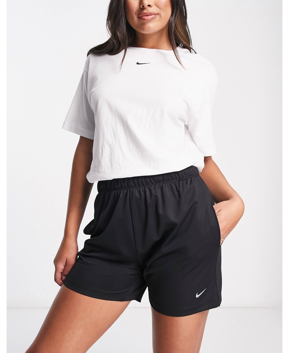 Черные 5-дюймовые шорты свободного кроя Nike Training Attack
Черные 5-дюймовые шорты свободного кроя Nike Training Attack