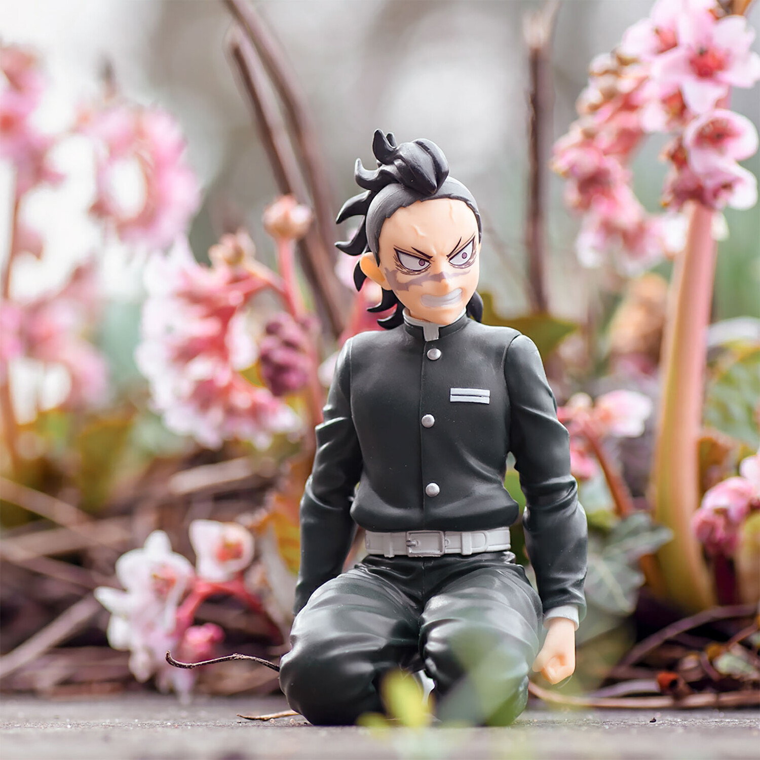 Убийца Демонов - Фигурка дуги, сидящая в деревне кузнеца-мечника Гения Синадзугава 
Убийца Демонов - Фигурка дуги, сидящая в деревне кузнеца-мечника Гения Синадзугава