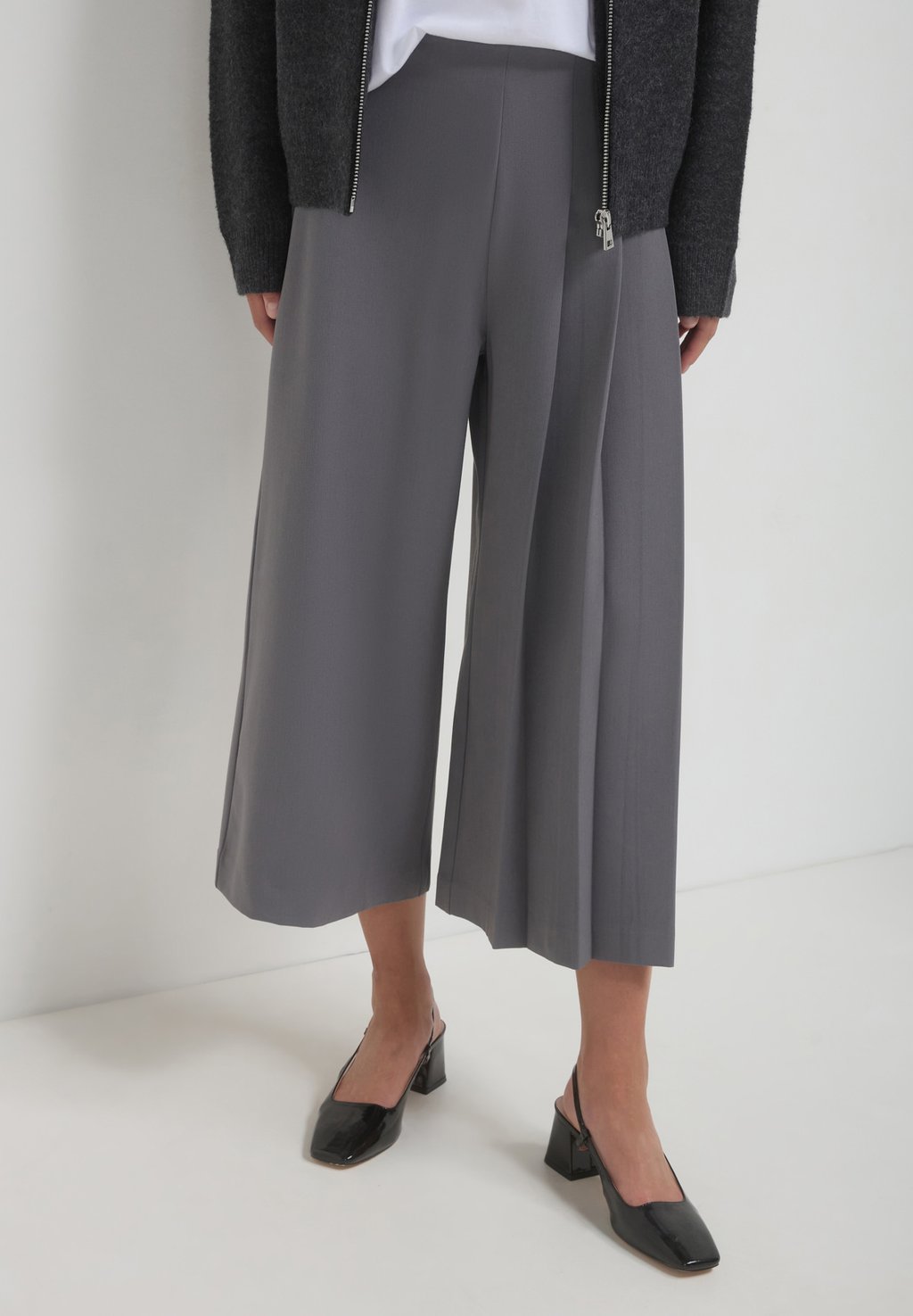 Брюки CULOTTE CON PIEGHE - A-line skirt Calliope, пятнистый серый
Брюки CULOTTE CON PIEGHE - A-line skirt Calliope, пятнистый серый