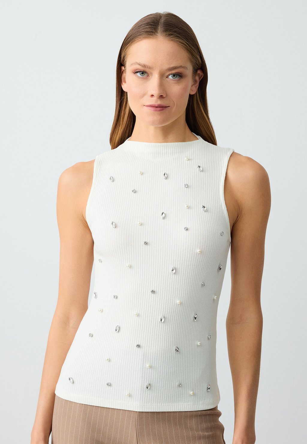 Топ PEARL AND STONE SLIM FIT SLEEVELESS Jimmy Key, слоновая кость
Топ PEARL AND STONE SLIM FIT SLEEVELESS Jimmy Key, слоновая кость