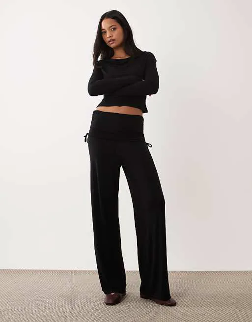 Черные однотонные брюки со сборками на спине ASOS DESIGN
Черные однотонные брюки со сборками на спине ASOS DESIGN