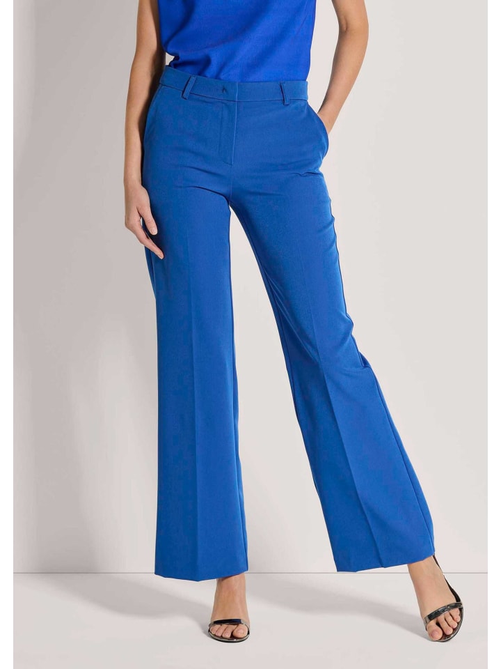MADELEINE Расклешенные, отглаженные брюки королевского синего цвета
MADELEINE Расклешенные, отглаженные брюки королевского синего цвета