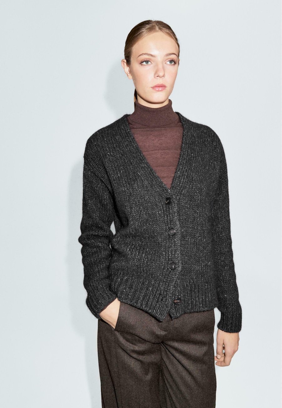 Кардиган Massimo Dutti V-NECK , Dark Blue
Кардиган Massimo Dutti V-NECK , Dark Blue