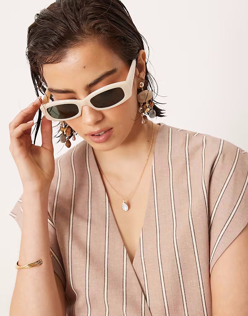 Солнцезащитные очки Mango в прямоугольной оправе кремового цвета
Солнцезащитные очки Mango в прямоугольной оправе кремового цвета