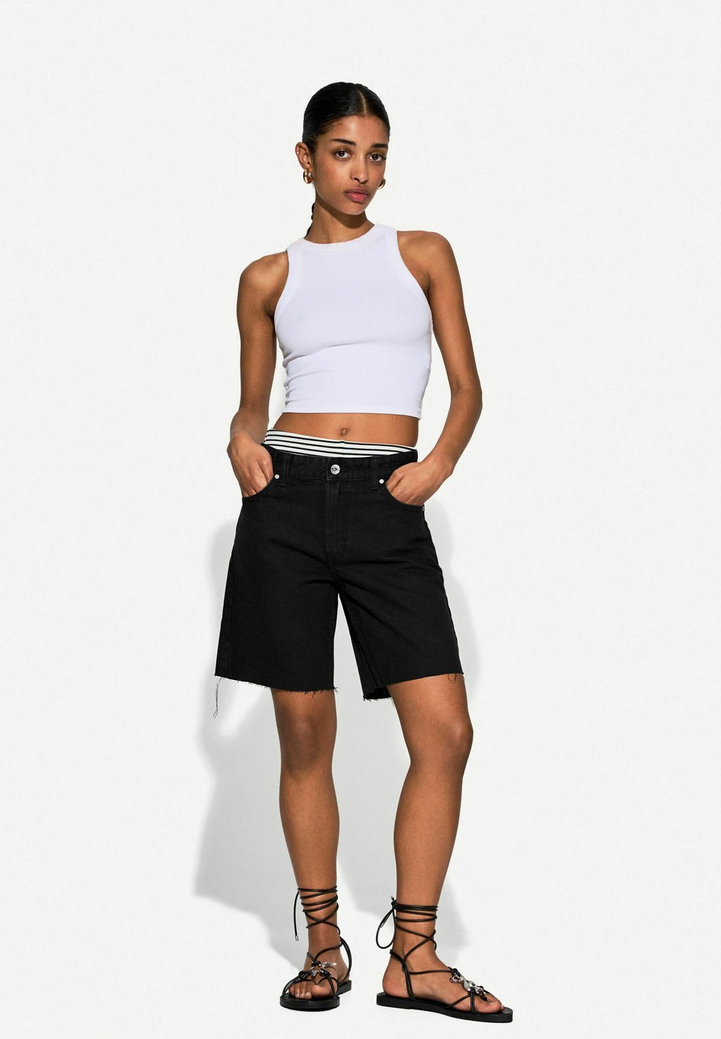 Джинсовые шорты BERMUDA Bershka, черный
Джинсовые шорты BERMUDA Bershka, черный