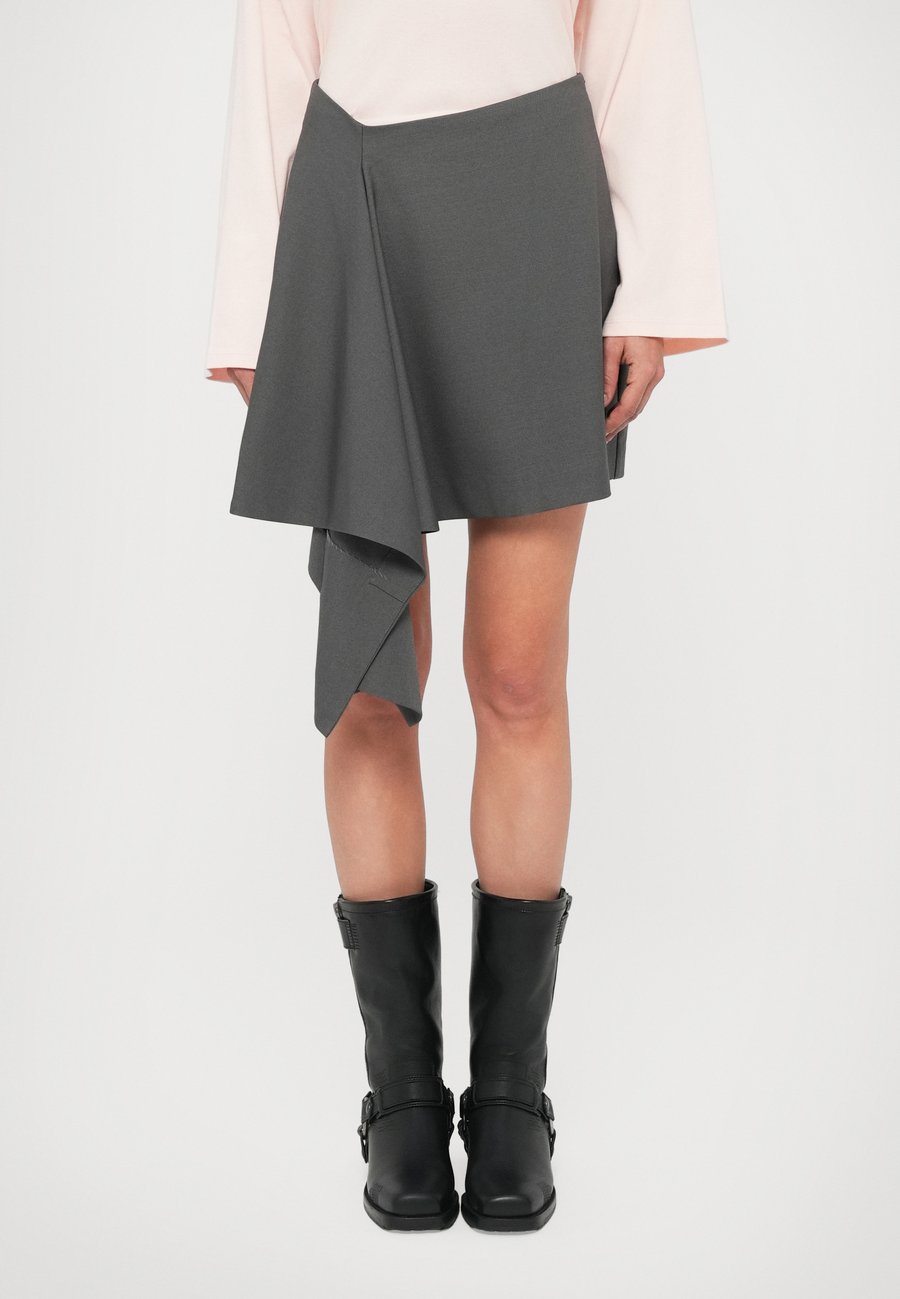 Юбка Holzweiler BEAU SHORT SKIRT, Grey
Юбка Holzweiler BEAU SHORT SKIRT, Grey