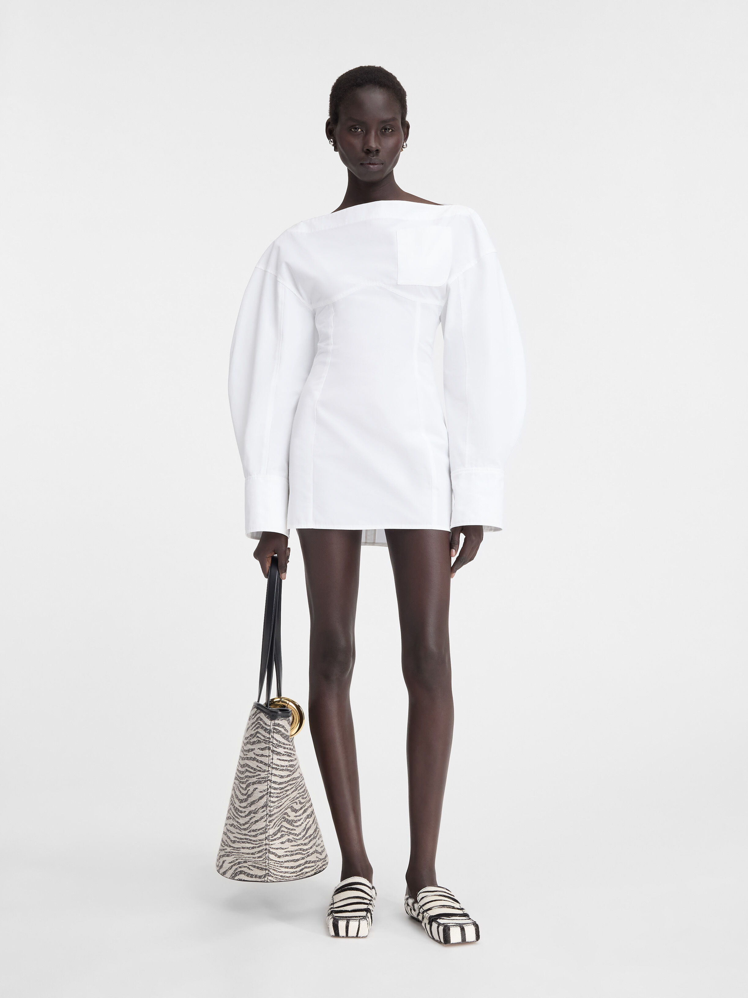 Платье-рубашка с вырезом-лодочкой JACQUEMUS The Casaco shirt dress, белый
Платье-рубашка с вырезом-лодочкой JACQUEMUS The Casaco shirt dress, белый