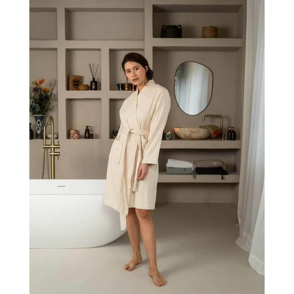 Халат Meguro с вышивкой Kayori, песочный
Халат Meguro с вышивкой Kayori, песочный