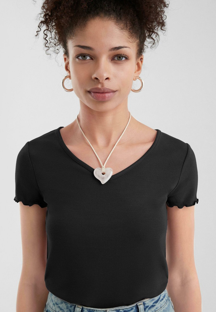 Футболка QS SCHMAL GESCHNITTENES , Schwarz/Black, Черный, Футболка QS SCHMAL GESCHNITTENES , Schwarz/Black
Футболка QS SCHMAL GESCHNITTENES , Schwarz/Black, Черный, Футболка QS SCHMAL GESCHNITTENES , Schwarz/Black