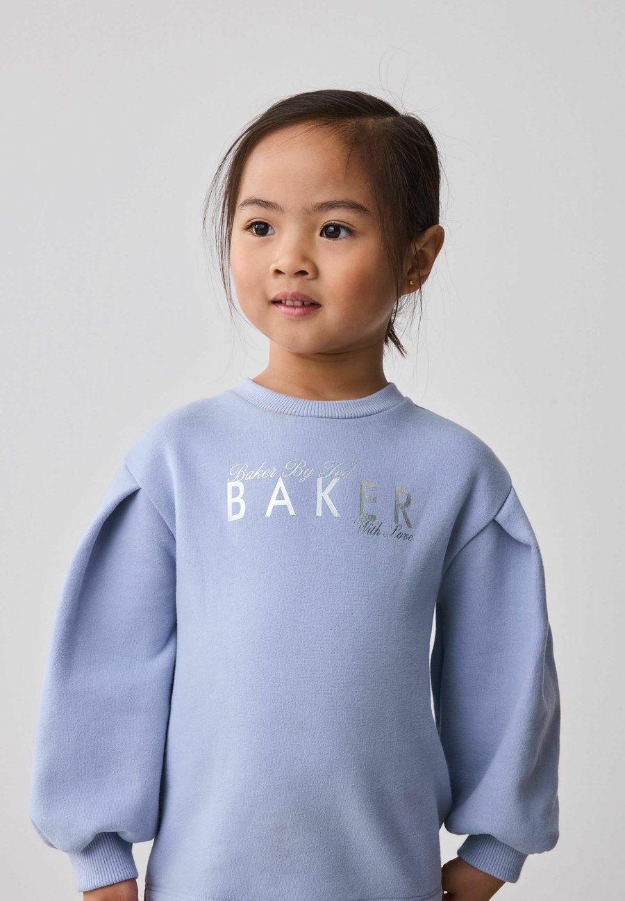 Толстовка Baker by Ted Baker REGULAR FIT 2 PIECE PLEATED AND PRINTED SET , Navy/Purple/Purple
Толстовка Baker by Ted Baker REGULAR FIT 2 PIECE PLEATED AND PRINTED SET , Navy/Purple/Purple