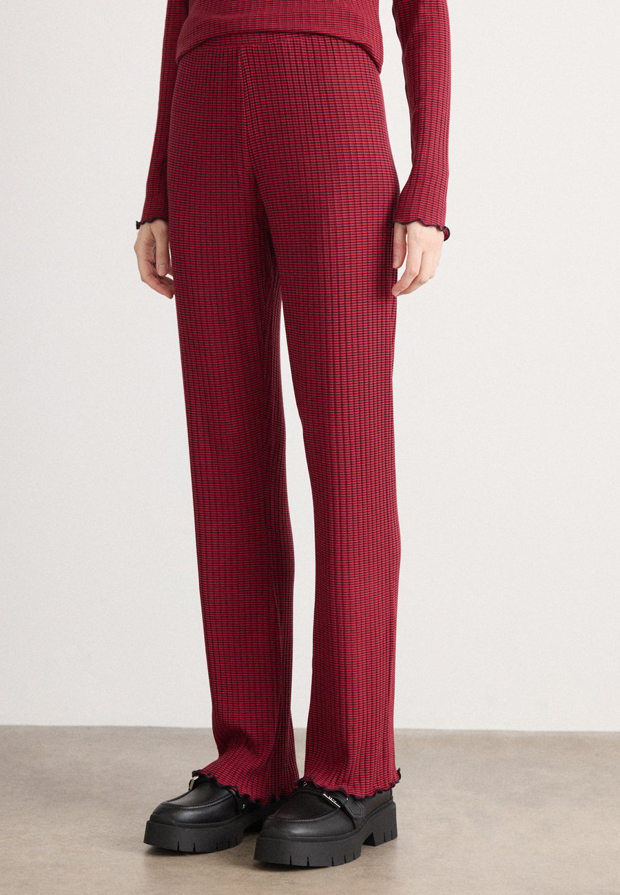 Брюки Mads Nørgaard STRIPE LONNIE PANTS, Parisian Night/High Risk Red/Dark Blue
Брюки Mads Nørgaard STRIPE LONNIE PANTS, Parisian Night/High Risk Red/Dark Blue