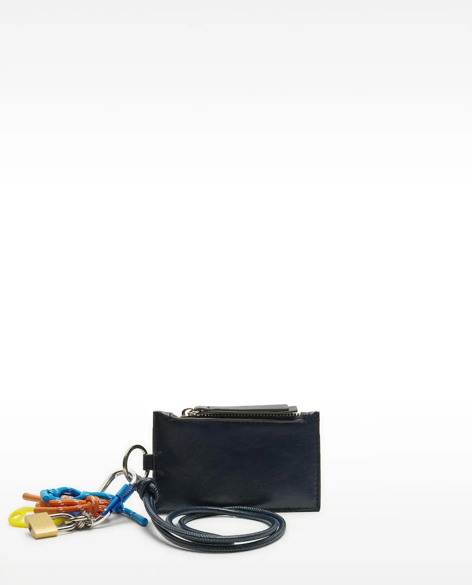 Маленькая женская сумка с застежкой-молнией на гладкой коже и съемным брелоком Parfois, темно-синий
Маленькая женская сумка с застежкой-молнией на гладкой коже и съемным брелоком Parfois, темно-синий
