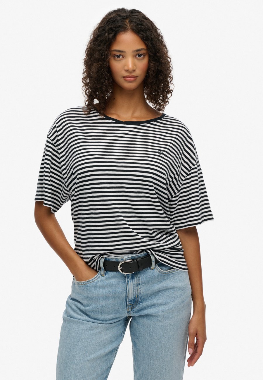 Футболка Superdry & Co STUDIOS DROPPED SHOULDER, Black White Stripe/Multi-Coloured, Белый, Футболка Superdry & Co STUDIOS DROPPED SHOULDER, Black White Stripe/Multi-Coloured
Футболка Superdry & Co STUDIOS DROPPED SHOULDER, Black White Stripe/Multi-Coloured, Белый, Футболка Superdry & Co STUDIOS DROPPED SHOULDER, Black White Stripe/Multi-Coloured