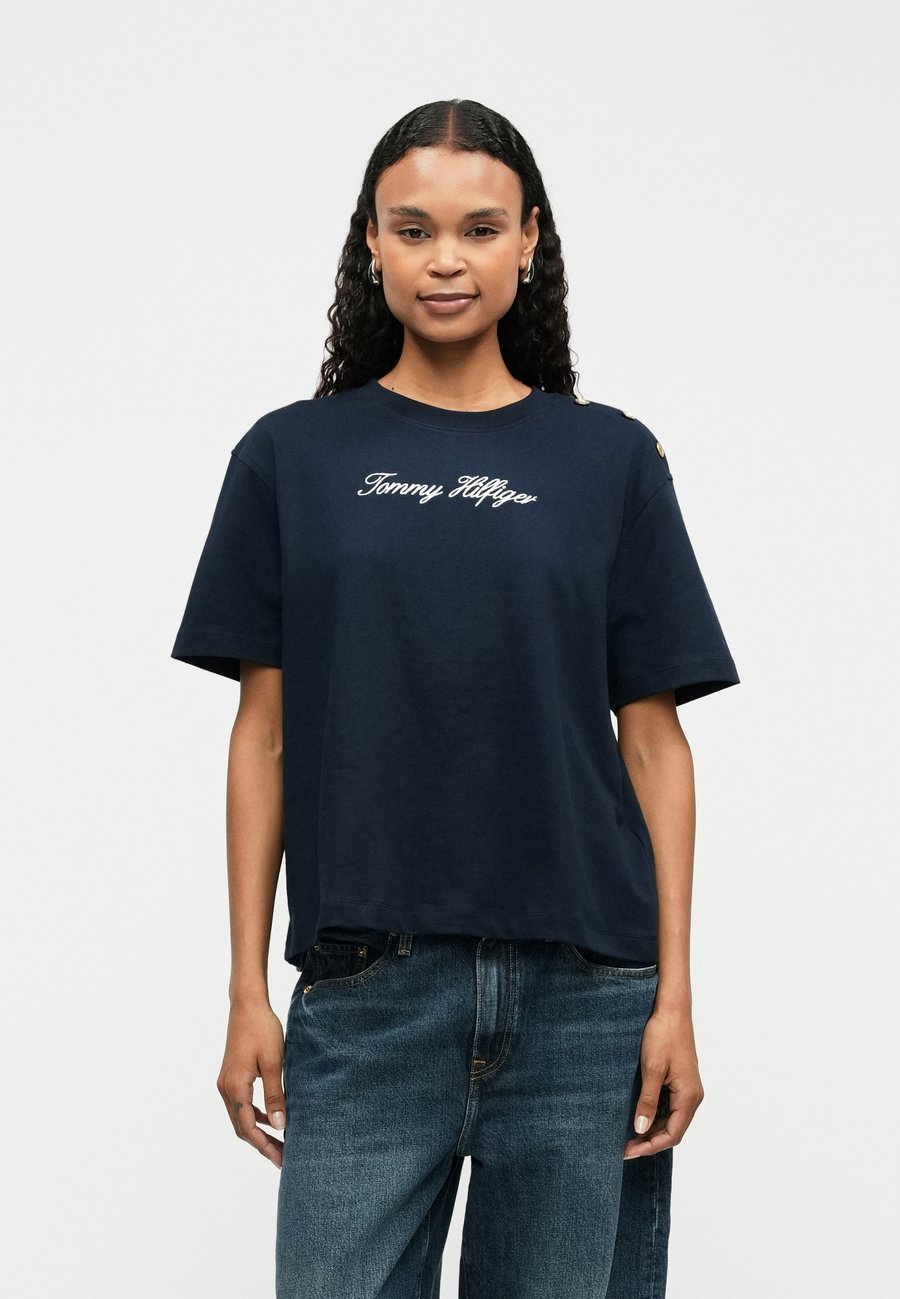 Футболка Tommy Hilfiger SCRIPT TEE, Dark Night Navy/Dark Blue, Синий, Футболка Tommy Hilfiger SCRIPT TEE, Dark Night Navy/Dark Blue
Футболка Tommy Hilfiger SCRIPT TEE, Dark Night Navy/Dark Blue, Синий, Футболка Tommy Hilfiger SCRIPT TEE, Dark Night Navy/Dark Blue