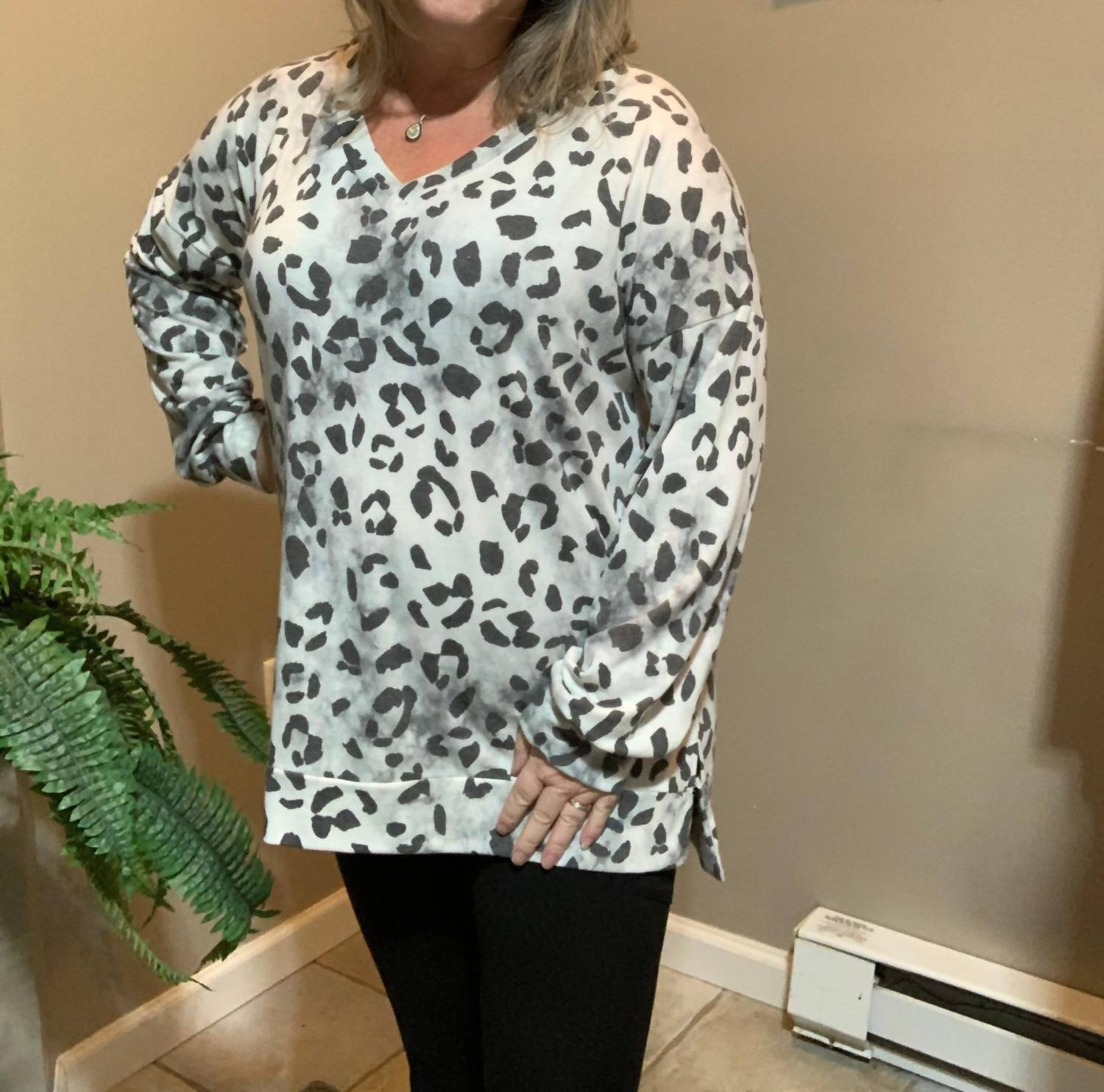 Свитер Blow Wild Kisses Hi Lo с V-образным вырезом белого/черного цвета Sew In Love 
Свитер Blow Wild Kisses Hi Lo с V-образным вырезом белого/черного цвета Sew In Love