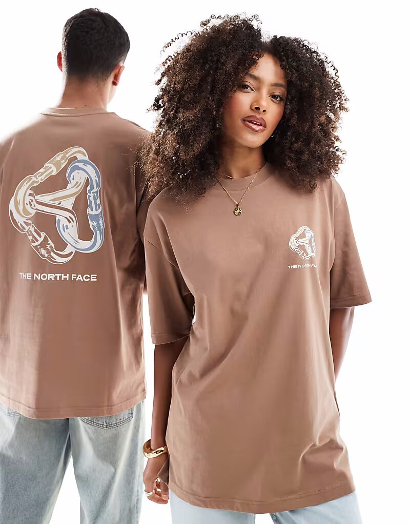 Футболка свободного кроя с принтом на спине The North Face Interlock Carabiner светло-коричневого цвета
Футболка свободного кроя с принтом на спине The North Face Interlock Carabiner светло-коричневого цвета