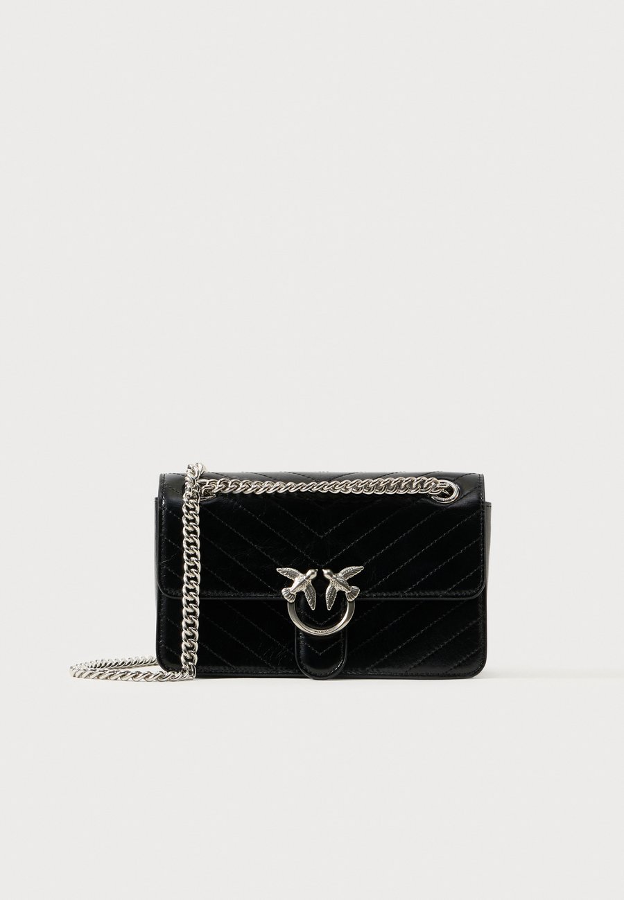 Сумка кросс-боди Pinko LOVE ONE MINI, Nero Limousine/Matte Silver-Coloured/Black
Сумка кросс-боди Pinko LOVE ONE MINI, Nero Limousine/Matte Silver-Coloured/Black