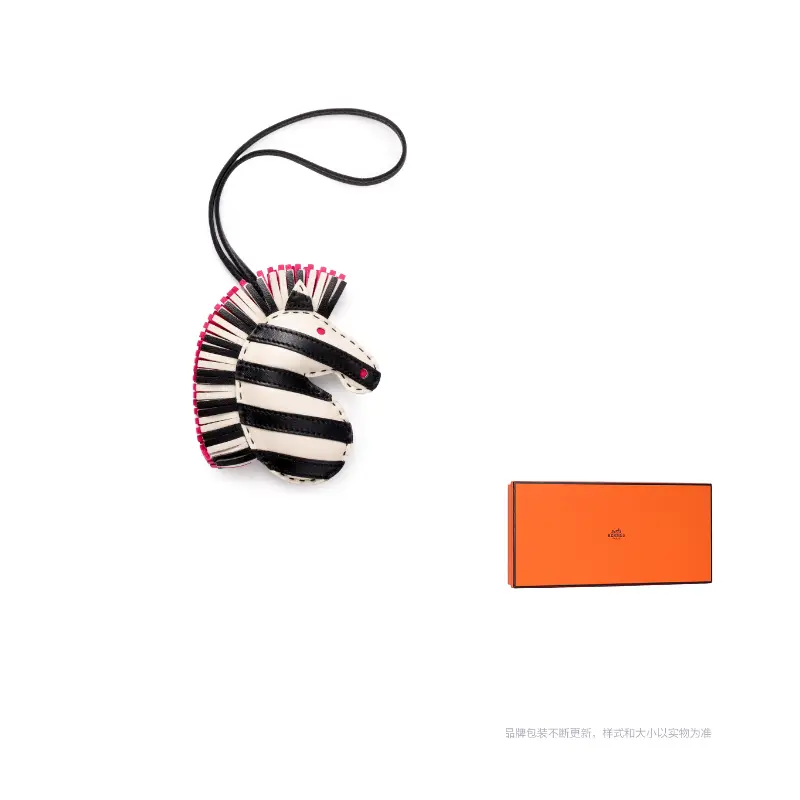 Подвеска из овчины унисекс HERMES, черный белый
Подвеска из овчины унисекс HERMES, черный белый