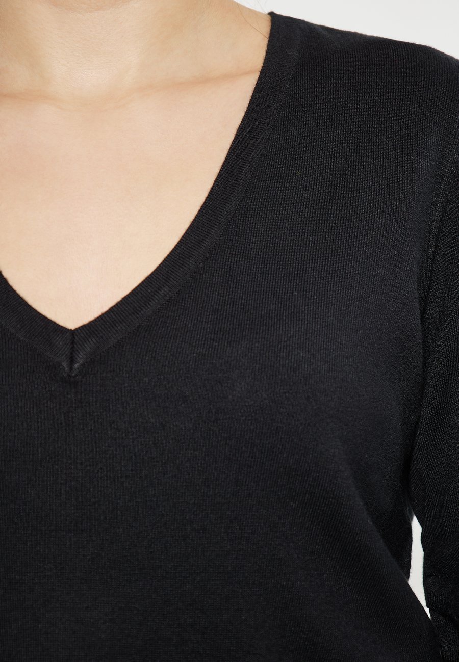 Джемпер faina CO-BRANDED WITH NAEMI, Schwarz/Black
Джемпер faina CO-BRANDED WITH NAEMI, Schwarz/Black