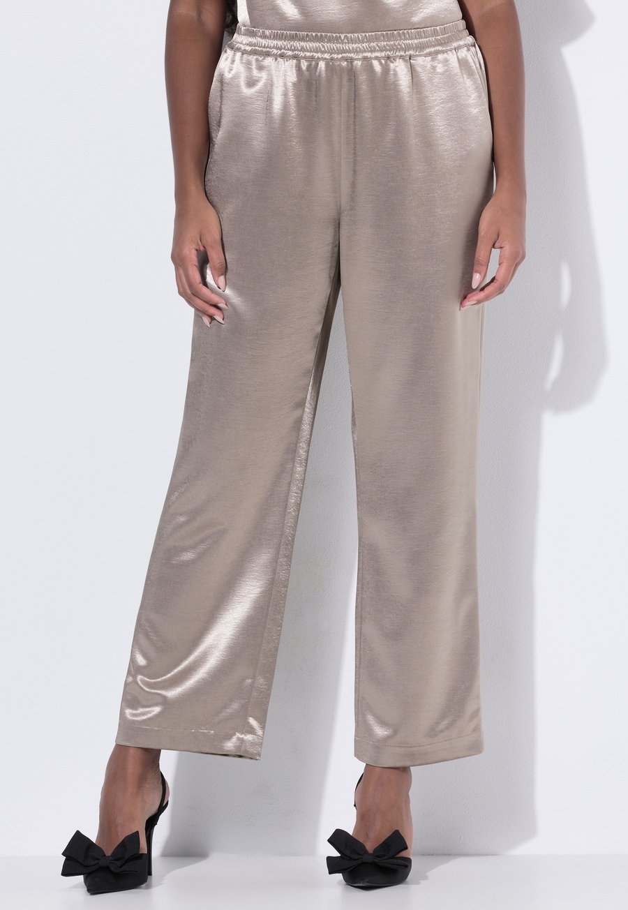 Брюки Ulla Popken METALLIC ELASTIC WAIST, Gold/Gold-Coloured
Брюки Ulla Popken METALLIC ELASTIC WAIST, Gold/Gold-Coloured