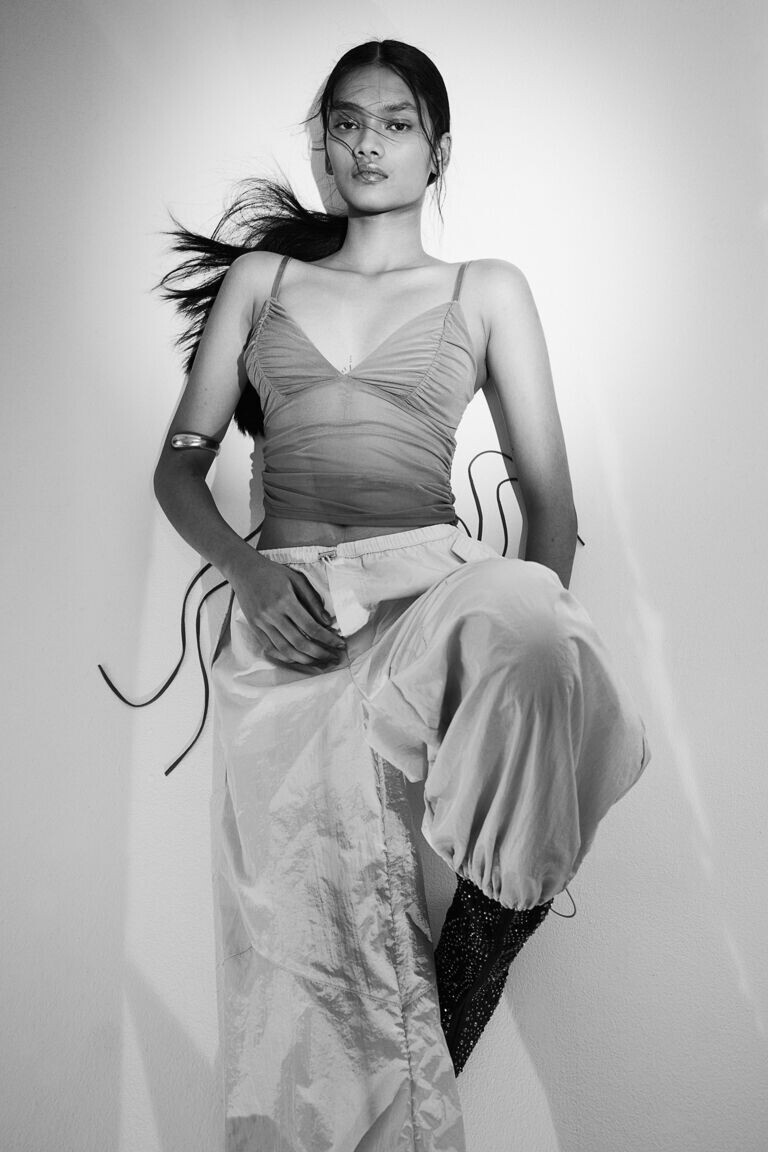 Нейлоновые брюки-парашюты H&M, бежевый
Нейлоновые брюки-парашюты H&M, бежевый