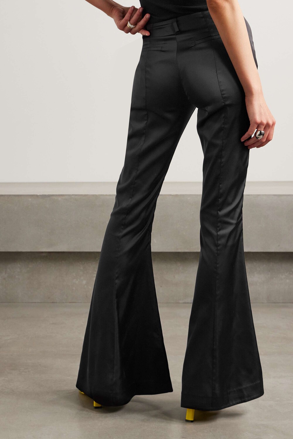 ACNE STUDIOS Расклешенные атласные брюки, черный
ACNE STUDIOS Расклешенные атласные брюки, черный