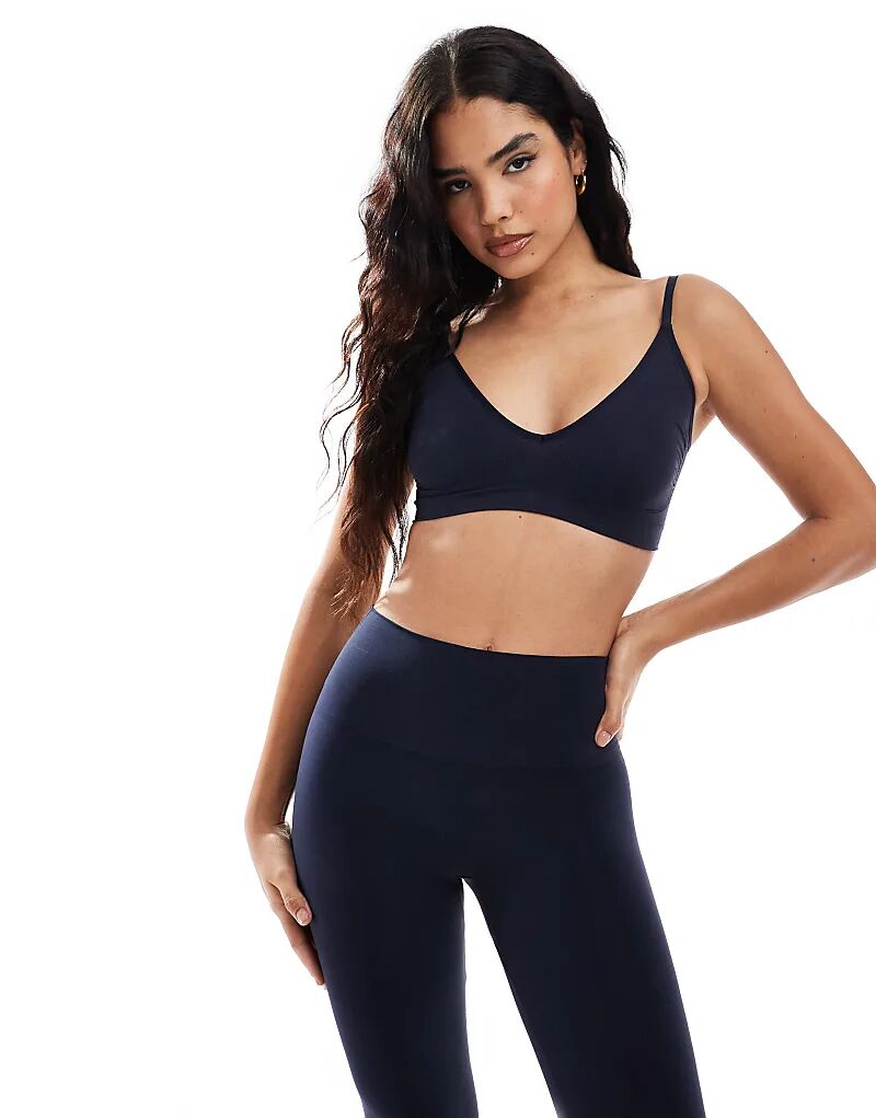 Бесшовный бюстгальтер Vero Moda Deep Navy с V-образным вырезом (часть комплекта)
Бесшовный бюстгальтер Vero Moda Deep Navy с V-образным вырезом (часть комплекта)